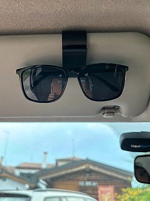 Держатель для очков в автомобиль на козырек 2