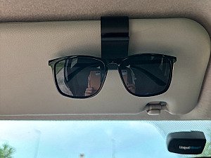 Держатель для очков в автомобиль на козырек 3