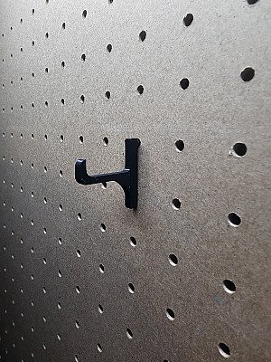 Крючок для перфорированной панели 2