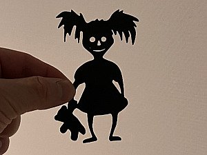 Декор на стену Страшная девочка с куклой Хэллоуин 2